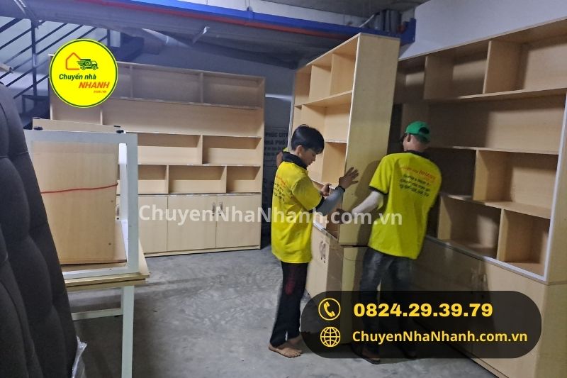 Nhân viên Chuyển Nhà Nhanh đang sắp xếp tủ đồ vào kho cho khách hàng