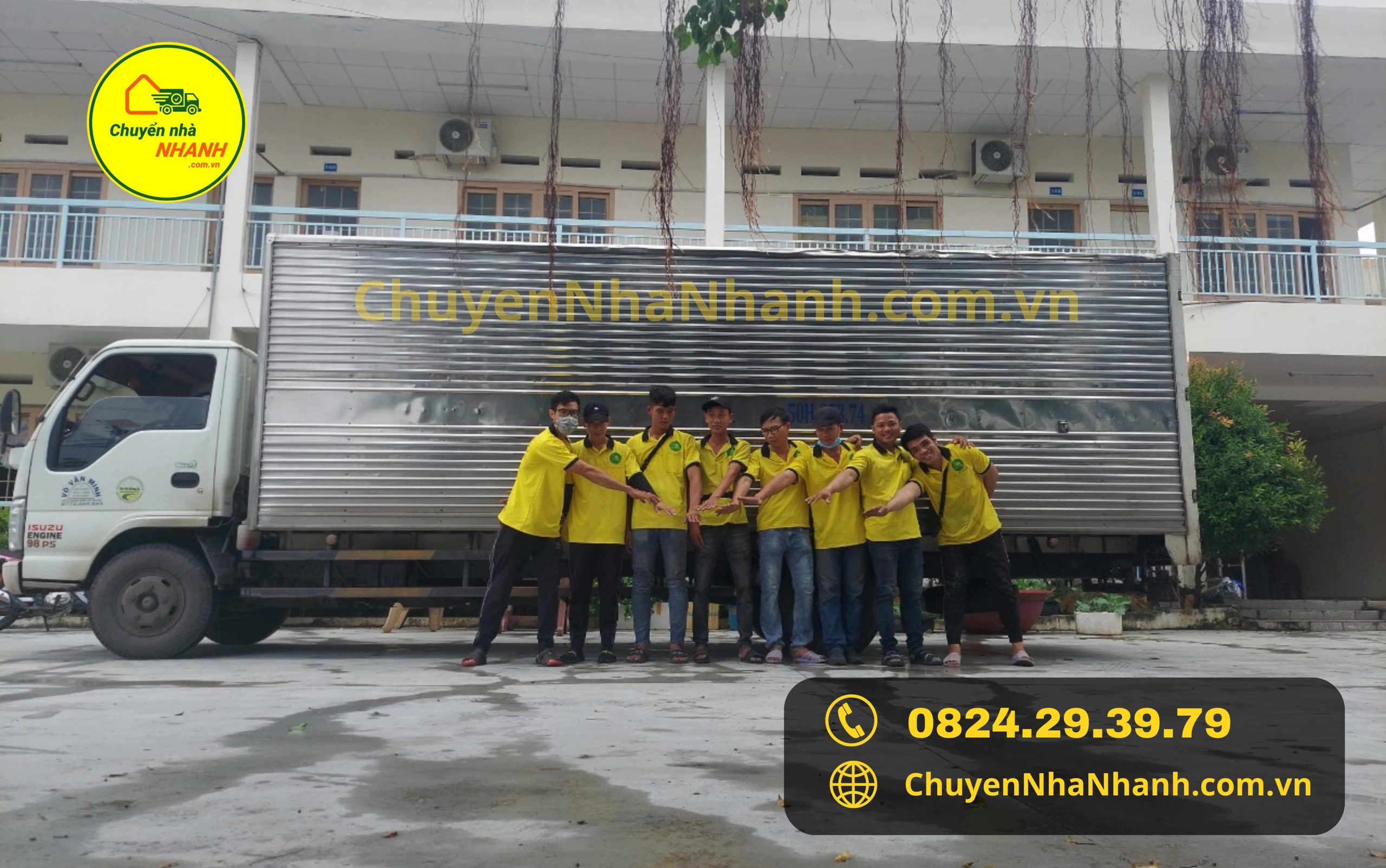 Các anh em cty Chuyển Nhà Nhanh đang checkin trước khi làm việc tại công ty khách hàng.