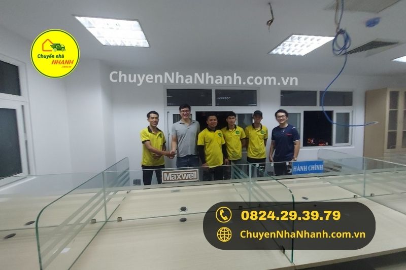 Nhân viên Chuyển Nhà Nhanh chụp hình kỷ niệm cùng khách hàng sau khi hoàn thành chuyển văn phòng