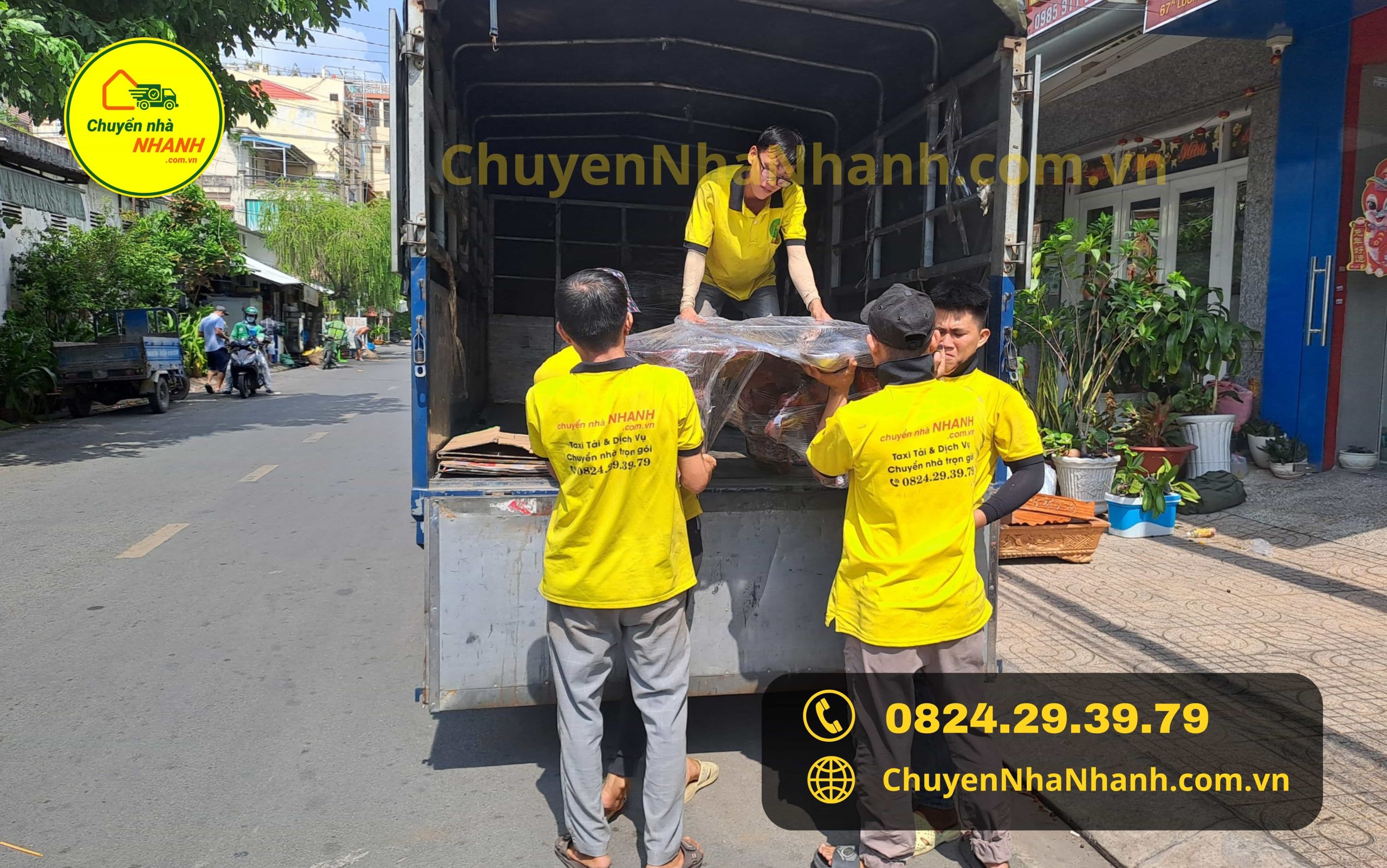 Nhân viên của Chuyển Nhà Nhanh đang hỗ trợ khuân vác hàng hóa lên xe tải.