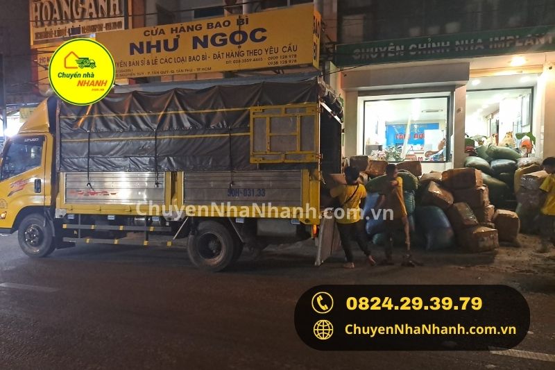 Chuyển nhà nhanh đang chuyển kho vải cho khách hàng