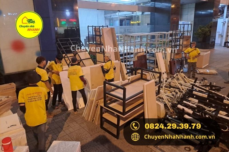 Chuyển nhà nhanh đang chuyển dời bàn ghế trong khó cho khách hàng